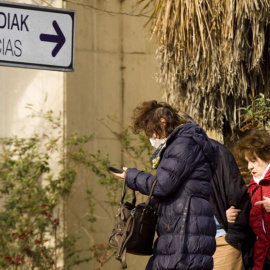 Una mujer sale del hospital Universitario de Álava-Txagorritxu en Vitoria (David Aguilar / EFE)