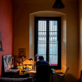 Un hombre teletrabajando desde su casa. EFE/ Enric Fontcuberta/Archivo