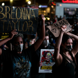Gente con pancartas durante una marcha tras el anuncio de una sola acusación en el caso Breonna Taylor, en el distrito de Brooklyn de la ciudad de Nueva York. REUTERS / Jeenah Moon