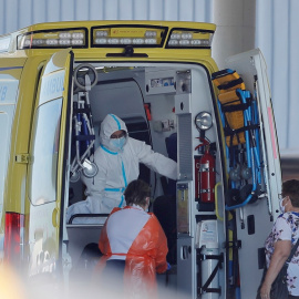 GRAF9376. LUGO, 03/09/2020.- Efectivos sanitarios trasladan este jueves a una usuaria de la residencia de ancianos de O Incio al Hospital Universitario Lucus Augusti (HULA). Un total de 17 ancianos residentes en dos centros geriátricos de Lugo han sido i