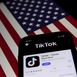 El ícono de la aplicación TikTok en un teléfono y la bandera de EE.UU. EFE / EPA / ROMAN PILIPEY