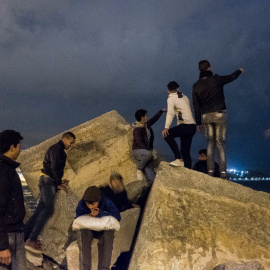 Un grupo de menores migrantes se reúne en las inmediaciones del puerto de Ceuta, donde esperan el momento adecuado para colarse en un ferry que les lleve a la península.- PEDRO ARMESTRE / SAVE THE CHILDREN