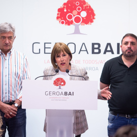 La presidenta en funciones del Gobierno de Navarra, Uxue Barkos, durante la rueda de prensa ofrecida este lunes en Pamplona. EFE/Iñaki Porto