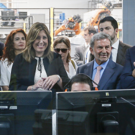 La presidenta de la Junta de Andalucía, Susana Díaz,  junto al comisario de Asuntos Económicos, Pierre Moscovici, y el consejero de Economía, Antonio Ramíres de Arellano, durante la visita realizada a la empresa aeronautica CATEC . EFE/Jose Manuel Vi