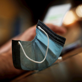 15/07/2020.- Imagen de una mascarilla durante la rueda de prensa que la consejera de Salud del Gobierno de Navarra, Santos Indurain. / EFE - Villar López