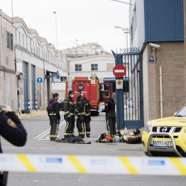 Bomberos y agentes de Policía en el polígono de Montsolís, en el distrito de Sant Martí de Barcelona, doned se ha registrado una explosión en una empresa química. - EFE