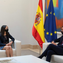 El presidente del Gobierno, Pedro Sánchez, conversa en la Moncloa con la líder de Ciudadanos, Inés Arrimadas, durante su ronda de contactos con los partidos políticos. EFE/Fernando Villar