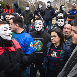 Los diputados del PP Ana Vázquez y Carlos Rojas junto a los manifestantes de Jusapol el pasado martes frente al Congreso.