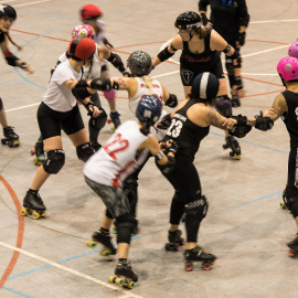 Una jugada en un partit de 'roller derby'. MIGUEL VELASCO ALMENDRAL