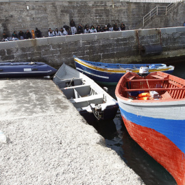 Las pateras donde viajaban los 143 inmigrantes, todos ellos varones, han sido rescatados esta madrugada de dos embarcaciones interceptadas y trasladadas al Puerto de Tarifa (Cádiz). EFE/A. Carrasco Ragel