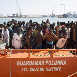 Llegada de la embarcación Guardamar Polimnia de Salvamento Marítimo al puerto de Málaga con los inmigrantes que han sido rescatados cuando viajaban en dos pateras por las cercanías de la isla de Alborán. EFE/Daniel Pérez