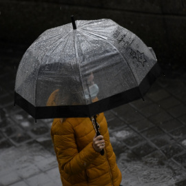 Una persona camina bajo la lluvia protegida con un paraguas, en Madrid. Óscar Cañas / Europa Press