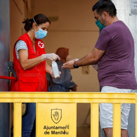 Varias personas esperan su turno para realizarse una PCR durante el cribado masivo que se lleva a cabo en la localidad de Manlleu (Barcelona), cuando el índice de riesgo de rebrote (EPG) sigue siendo muy alto en Cataluña y se ha situado hoy en 204,8, do