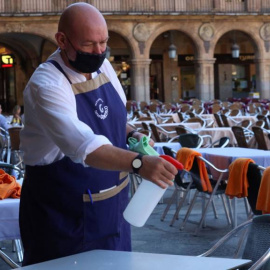 Un camarero trabaja en la terraza de un restaurante /EFE