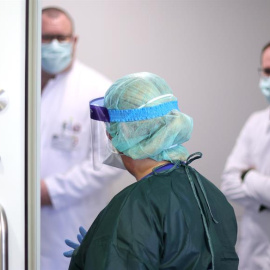 Personal sanitario en un hospital. EFE/EPA/FRIEDEMANN VOGEL/Archivo