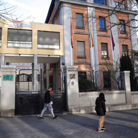GRAF5327. MADRID, 11/03/2020.- Fachada del colegio público Rufino Blanco en Madrid, donde todos los colegios han cerrado sus puertas este miércoles. La suspensión de clases en las comunidades de Madrid y La Rioja y en las localidades alavesas de Vitori