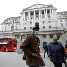 Un hombre con mascarila, delante de la sede del Banco de Inglaterra, en la City de Londres. REUTERS/Henry Nicholls