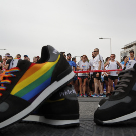 Varios participantes en la línea de salida de la "Carrera por la Diversidad", prueba organizada por primera vez con motivo de la celebración del Worldpride en Madrid. EFE/Ángel Díaz