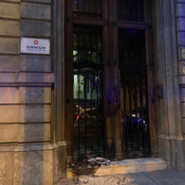 Restes carbonitzades a les portes de la seu d'Òmnium Cultural de Barcelona. Òmnium