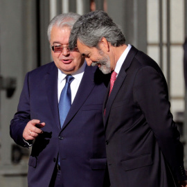 Los presidentes del Tribunal Constitucional, Juan José González Rivas (i) y del Supremo, Carlos Lesmes, conversan a su llegada al Congreso para el acto solemne conmemorativo del 40 aniversario de la Constitución. EFE/ Juanjo Martín
