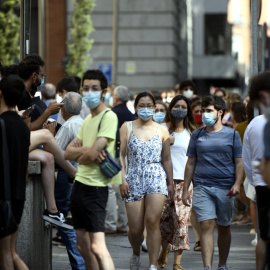 Varias personas caminan con mascarilla por una calle del centro de Madrid. / Europa Press / Archivo