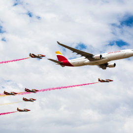 Exhibición de la Patrulla Águila en el 90 Aniversario de Iberia. E.P.