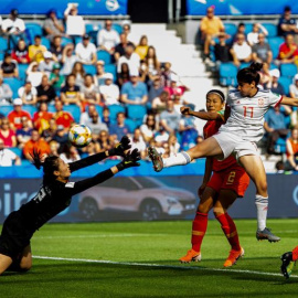17/06/2019.- La delantera española Lucía García (c) disputa un balón durante el partido entre China y España, correspondiente al encuentro del grupo B del Mundial Femenino de Fútbol, disputado este lunes en el estadio Stade Océane de Le Havre (Fran