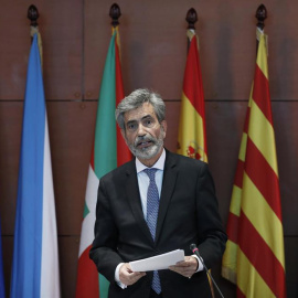 Carlos Lesmes durant l'entrega dels despatxos als nous jutges. EFE / ANDREU DALMAU