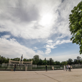 Varias personas pasean protegidas con mascarillas en el Parque de El Retiro. Joaquin Corchero / Europa Press / Archivo