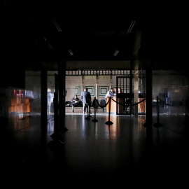 25/03/2019 - Un edificio sin luz durante el nuevo apagón en Venezuela. / REUTERS