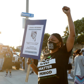 Un manifestante sostiene un cartel que dice "Justicia para Dijon" durante una protesta contra el asesinato de Dijon Kizzee en Los Ángeles. REUTERS / Patrick T. Fallon