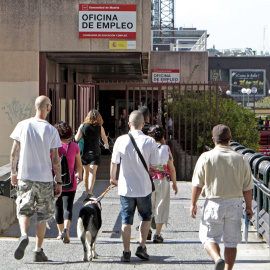 Varias personas se dirigen hacia la oficina de empleo de Azca en Madrid. EFE/J.L. Pino