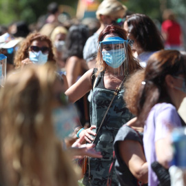 Cientos de profesores y personal que trabaja en los centros de educación esperan para realizarse el test de anticuerpos de la Covid-19. EFE/Rodrigo Jiménez