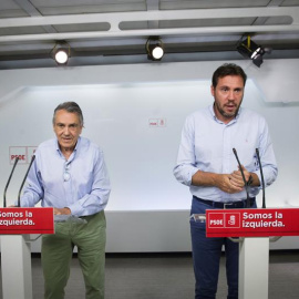 El secretario del Área de Política Económica y Empleo, Manuel Escudero, y el portavoz del POSE, Óscar Puente (derecha). / EFE