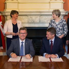 La líder del Partido Unionista Democrático (DUP) Arlene Foster, la primera ministra británica Theresa May, el diputado de DUP Jeffrey Donaldson y el secretario parlamentario británico del Tesoro Gavin Williamson /REUTERS