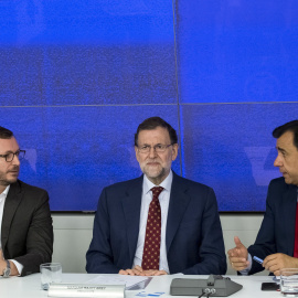 El vicesecretario general de Acción Sectorial del Partido Popular, Javier Maroto (i), el presidente del Gobierno, Mariano Rajoy (c), y el vicesecretario general de Organización del Partido Popular, Fernández Martínez Maillo (d), durante la reunión de