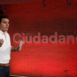 El presidente de Ciudadanos, Albert Rivera, durante un acto el sábado en el mercado de San Antón. /EFE