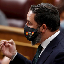 El líder de Vox, Santiago Abascal, con una mascarilla en la que se puede leer "si vis pacem para bellum" (Si quieres paz prepárate para la guerra) durante la sesión de control al Gobierno en el Congreso. - EFE