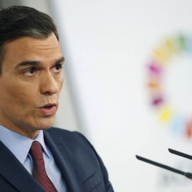 10/03/2020.- El presidente del Gobierno, Pedro Sánchez, durante la rueda de prensa ofrecida este martes en el palacio de la Moncloa para hablar de medidas frente al coronavirus. EFE/JAVIER LIZÓN
