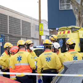 Sanitarios asisten tras una explosión en una empresa química de Barcelona este martes. EFE