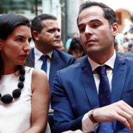 El líder de Ciudadanos en Madrid, Ignacio Aguado y la portavoz de Vox en Madrid, Rocío Monasterio, en al acto de toma de posesión de Díaz Ayuso. EFE / Mariscal