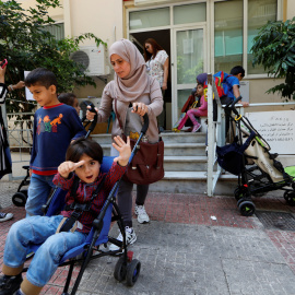Khalissa y su familia salen de un centro de protección familiar para refugiados en Atenas. "Mi marido ha estado en Alemania dos años. Hace unos días tuve una respuesta positiva a mi petición de reunificación familiar para mi familia, pero not engo ni