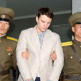 Oficiales de Corea del Norte trasladan a Otto Warmbier a su juicio en enero de 2016. REUTERS