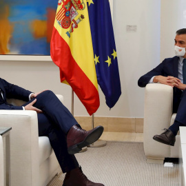 El presidente del Gobierno, Pedro Sánchez, durante su reunión con el portavoz de ERC, Gabriel Rufián, en el Palacio en La Moncloa. EFE/J.J. Guillén