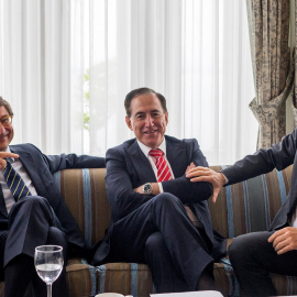 El presidente de CaixaBank, Jordi Gual (d); el presidente de Bankia, José Ignacio Goirigolzarri (i), y el presidente de Mapfre, Antonio Huerta (c), conversan antes de intervenir en un curso de la UIMP, en Satander. EFE/ Román G. Aguilera