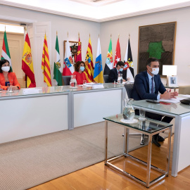 El presidente del Gobierno, Pedro Sánchez (d), durante la reunión con la Conferencia de Presidentes Autonómicos en la que pedirá a las comunidades un compromiso para que los centros escolares sean espacios seguros. EFE/Pool Moncloa/Borja Puig