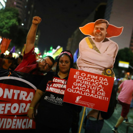 Los manifestantes participan en una huelga general contra la pensión del gobierno. Reuters