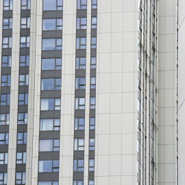 Uno de los edificio del complejo residencial evacuado en la noche del viernes en Londres, llamado Tallow Tower, con más de 700 apartamentos, por no ser seguro contra incendios. EFE/EPA/PETE MACLAINE
