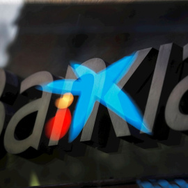 Fotografía de multiexposición que muestra los logotipos de Bankia y CaixaBank, que han anunciado que estudian su fusión. EFE/Juan Carlos Hidalgo