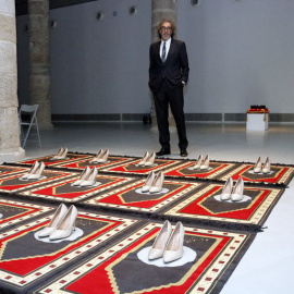 L'obra 'Silence', de Zoulikha Bouabdellah, i al fons l'empresari i periodista Tatxo Benet, a la mostra 'Censored', a la Panera de Lleida.